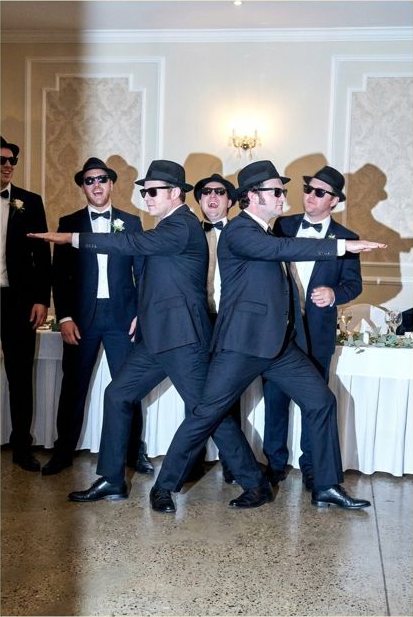 Des invités de mariage rejouent la même pose