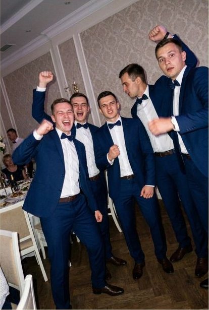 Des invités de mariage rejouent la même pose